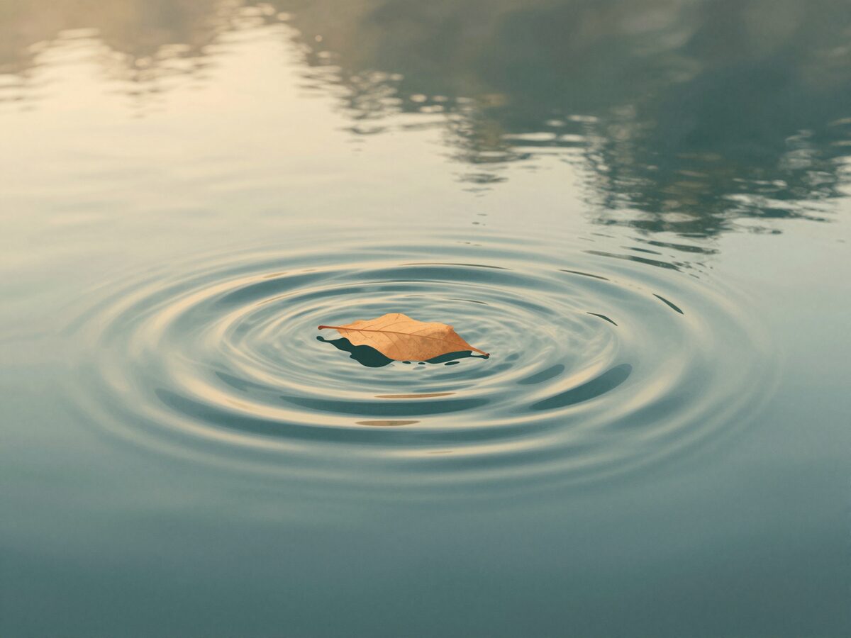 Illustration: ruhige, sich ausbreitende Wasserringe auf einem stillen Teich in der Morgendämmerung